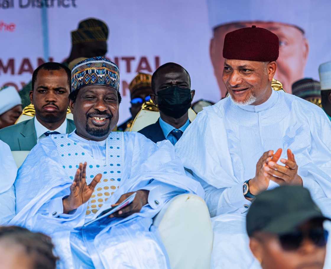 Sanata Barau Jibrin ya yi magana da ya je taya Sanata Saliu Mustapha raba kayan tallafi a Kwara Sanata Barau Jibrin ya yi magana da ya je taya Sanata Saliu Mustapha raba kayan tallafi a Kwara