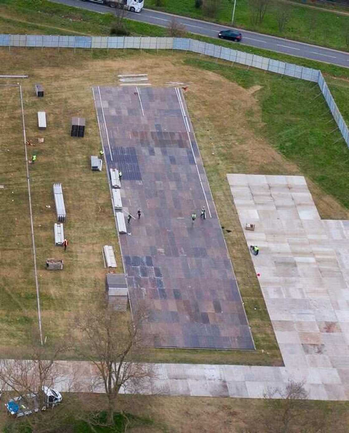 Tashin hankali: An fara gina makabarta mai girman filin kwallo guda biyu a kasar Ingila saboda mutuwar da mutane suke kan Coronavirus Tashin hankali: An fara gina makabarta mai girman filin kwallo guda biyu a kasar Ingila saboda mutuwar da mutane suke kan Coronavirus