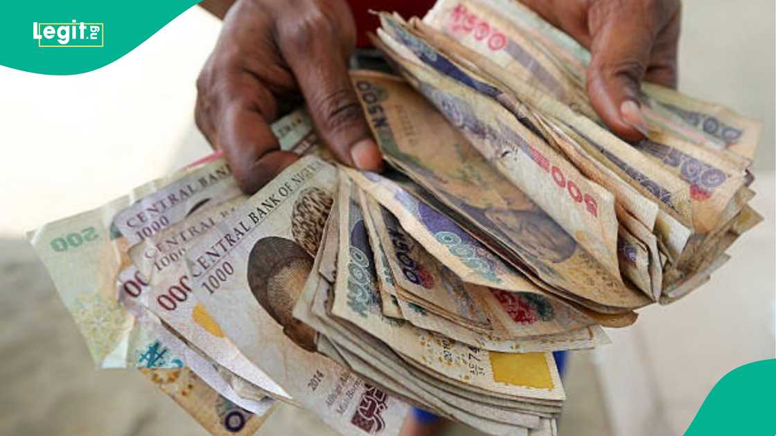 Nigerian man testifies in church about how he challenged armed robbers during an operation in Minna. Nigerian man testifies in church about how he challenged armed robbers during an operation in Minna.