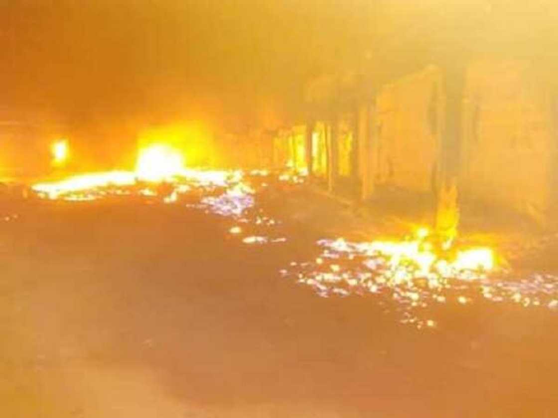 Faduwar tankar dakon man fetur ya haddasa mummunar gobara a Sokoto Faduwar tankar dakon man fetur ya haddasa mummunar gobara a Sokoto