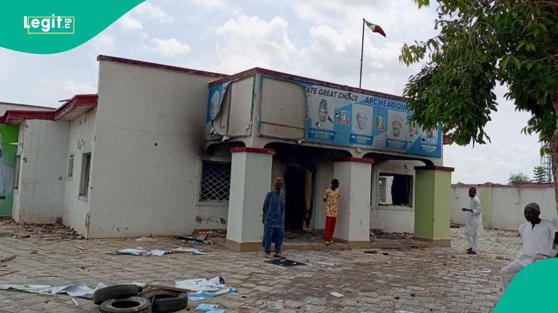 Fusatattun matasa sun kona ofishin jam'iyyar APC na Jigawwa Fusatattun matasa sun kona ofishin jam'iyyar APC na Jigawwa