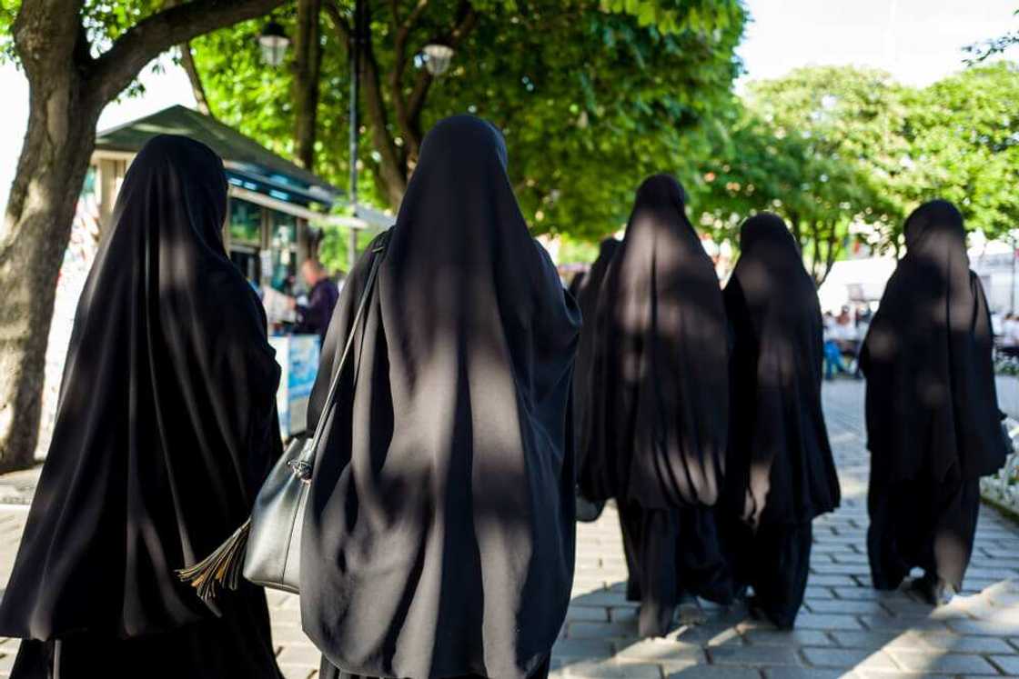 An haramtawa yan mata sanya hijabi a makarantu