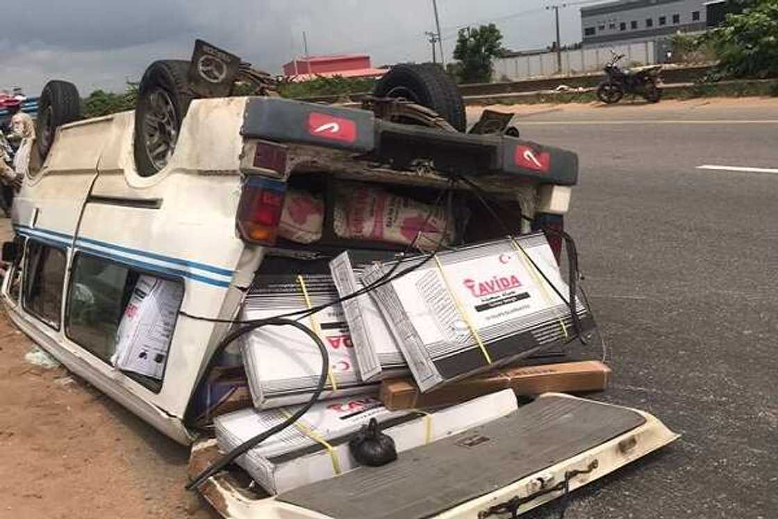 Hatsarin Bas ya rutsa da mutane 18 a jihar Legas. Hatsarin Bas ya rutsa da mutane 18 a jihar Legas.