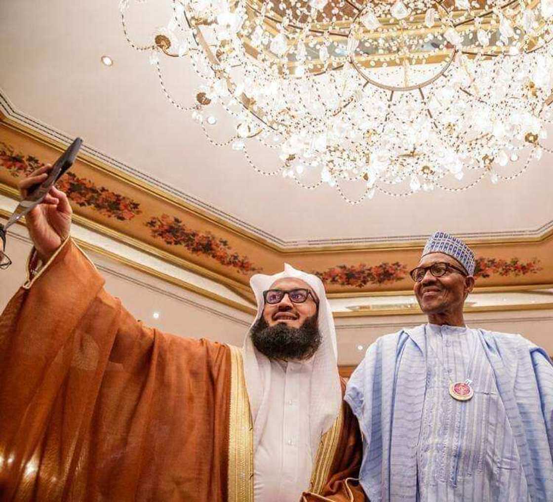 Babban Malamin Musulunci a duniya ya ziyarci Buhari a fadar shugaban kasa (Hotuna) Babban Malamin Musulunci a duniya ya ziyarci Buhari a fadar shugaban kasa (Hotuna)