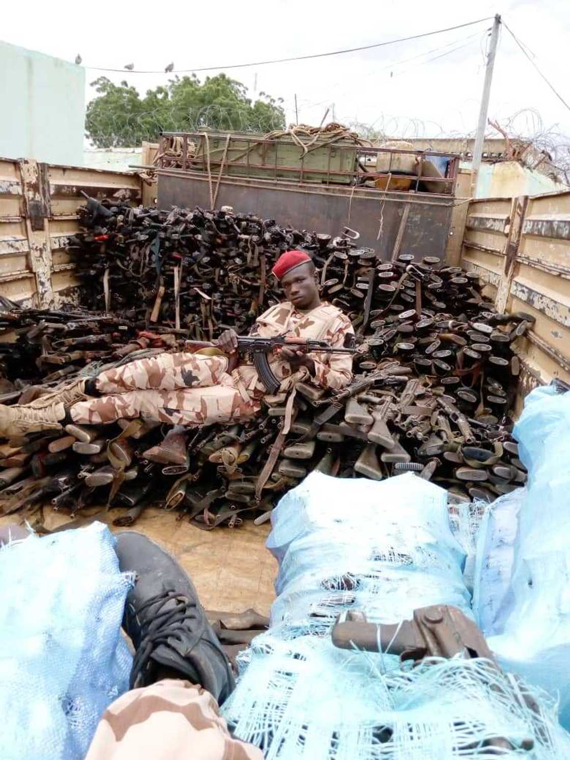 Shugaban kasar Chadi ya jagoranci sojojinsa zuwa rumbun makaman Boko Haram a Sambisa (Hotuna) Shugaban kasar Chadi ya jagoranci sojojinsa zuwa rumbun makaman Boko Haram a Sambisa (Hotuna)