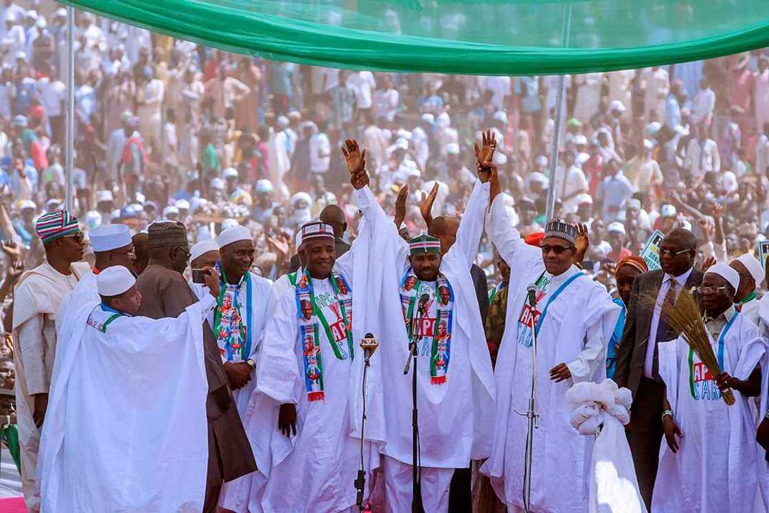 Labarin hotunan yadda Sakkwatawa Shehu suka tarbi Buhari a filin Giginya Labarin hotunan yadda Sakkwatawa Shehu suka tarbi Buhari a filin Giginya