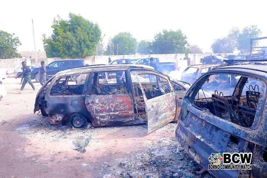 Gwamna Zulum ya ziyarci garin Auno, inda Boko Haram suka kai hari jiya (Hotuna) Gwamna Zulum ya ziyarci garin Auno, inda Boko Haram suka kai hari jiya (Hotuna)