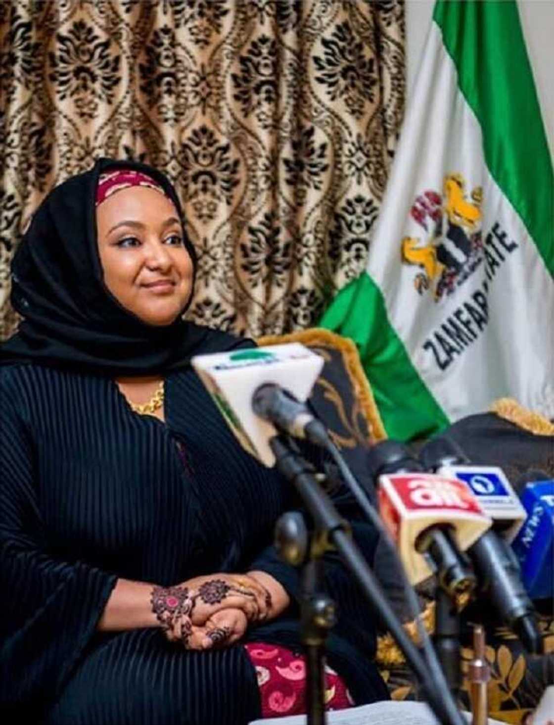 Jerin kyawawan matan 'yan siyasa guda hudu na kasar nan Jerin kyawawan matan 'yan siyasa guda hudu na kasar nan