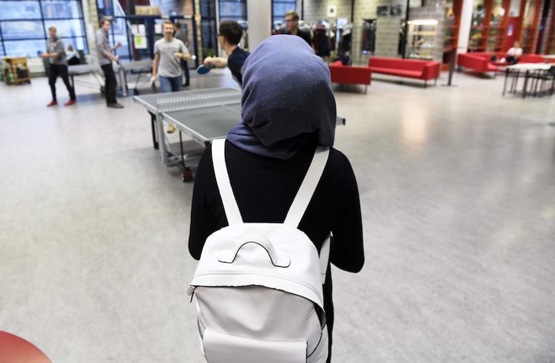 Ana son hana mata saka hijabi a makaranta Ana son hana mata saka hijabi a makaranta