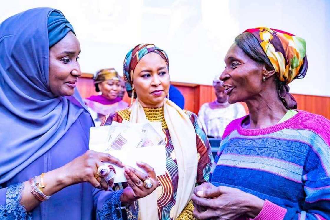 Minista, Sadiya Farouk, tana raba tallafi.