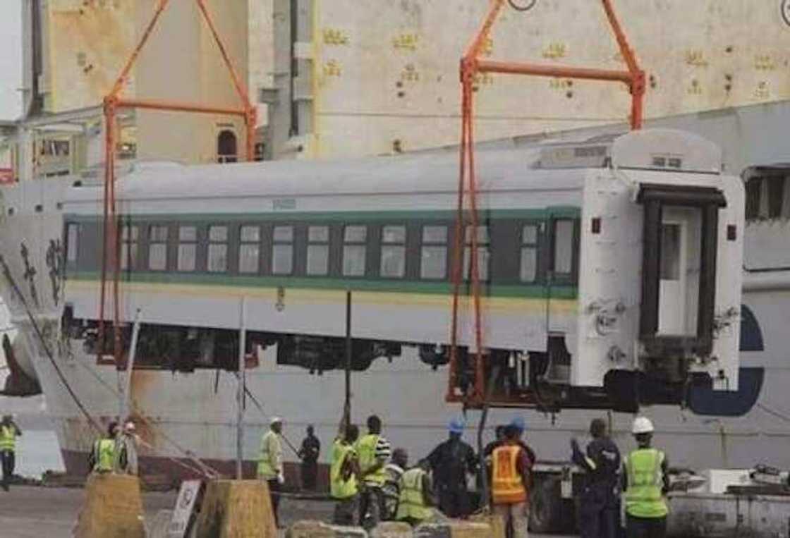 Karin tarago-taragon jiragen kasan da Buhari ya sawo sun iso Najeriya (Hotuna) Karin tarago-taragon jiragen kasan da Buhari ya sawo sun iso Najeriya (Hotuna)