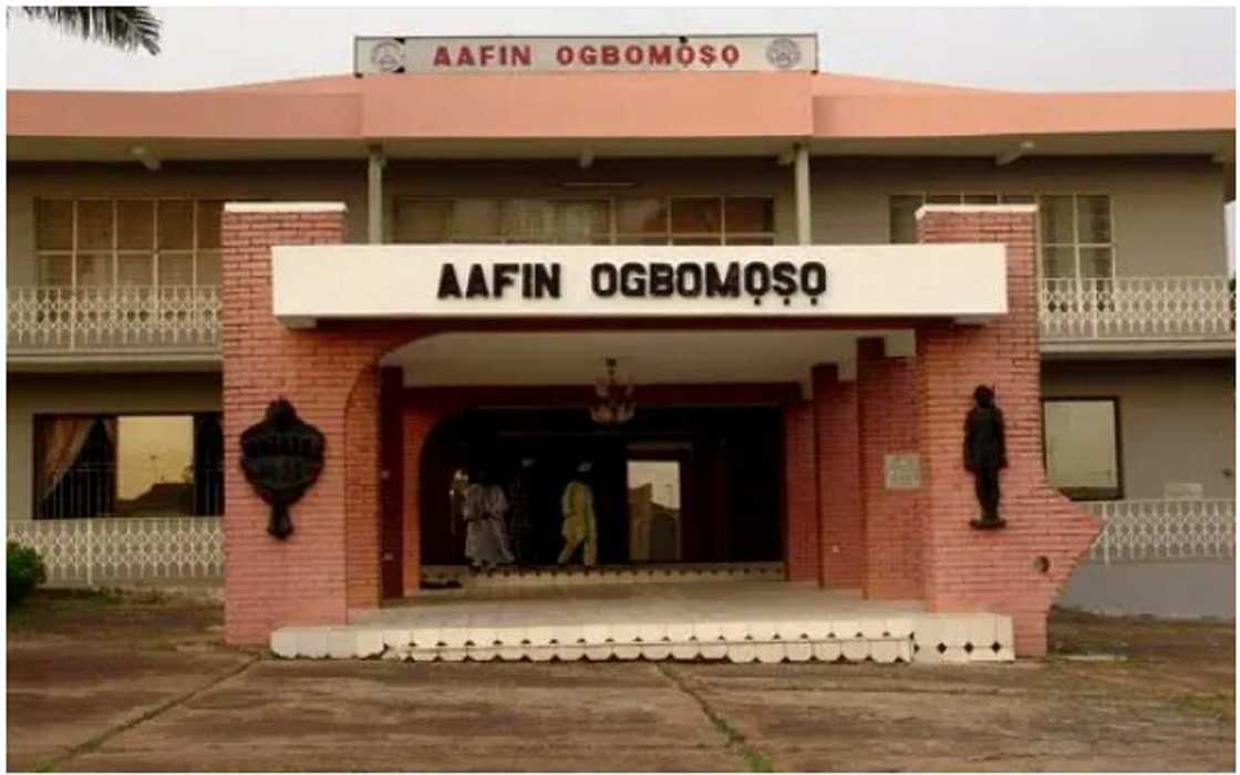 'Barawo Ya Afka Fadar Sarki a Ogbomoso, Ya Zubar Wa Wani Bafade Hakora Biyu 'Barawo Ya Afka Fadar Sarki a Ogbomoso, Ya Zubar Wa Wani Bafade Hakora Biyu