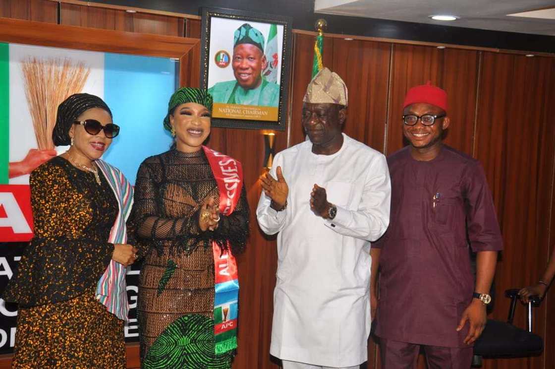Jaruma Tonto Dikeh ta koma jam'iyyar APC. Jaruma Tonto Dikeh ta koma jam'iyyar APC.