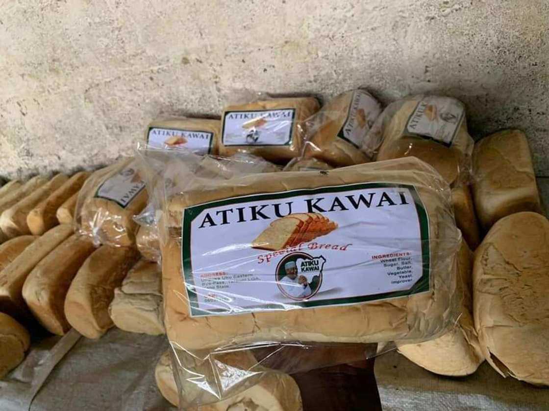 Masoya Atiku a jihar Kano sun soma rabawa 'yan jihar burodi da sunan kamfe Masoya Atiku a jihar Kano sun soma rabawa 'yan jihar burodi da sunan kamfe