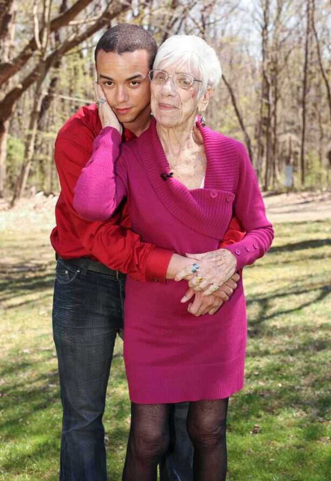 Rai dangin goro: Na fi sha’awar matan da su ka tsofe sosai a Duniya – Kyle Jones Rai dangin goro: Na fi sha’awar matan da su ka tsofe sosai a Duniya – Kyle Jones