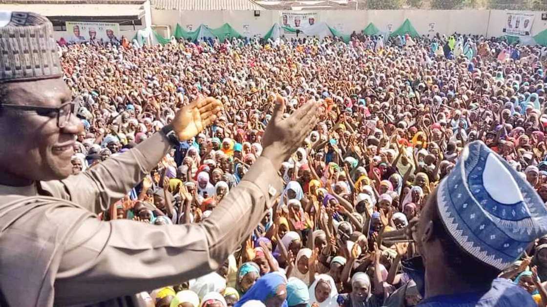 Dubban mata sun yi taron gangamin goyon bayan Buhari da Ganduje a Kano, hotuna Dubban mata sun yi taron gangamin goyon bayan Buhari da Ganduje a Kano, hotuna