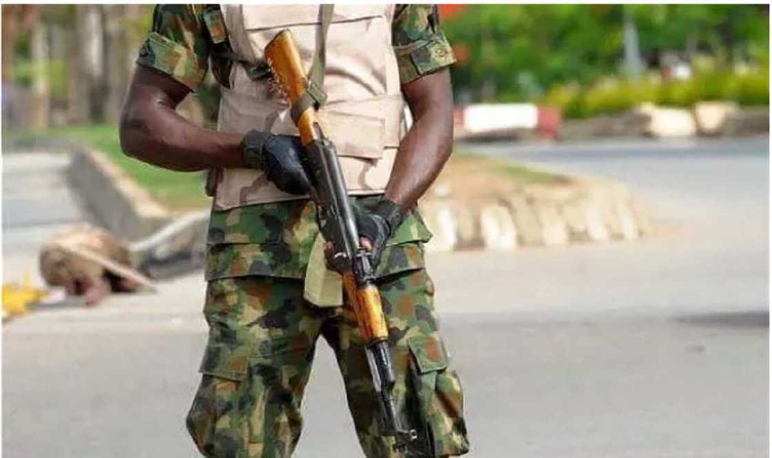 Jami'in soja rike da bindiga Jami'in soja rike da bindiga