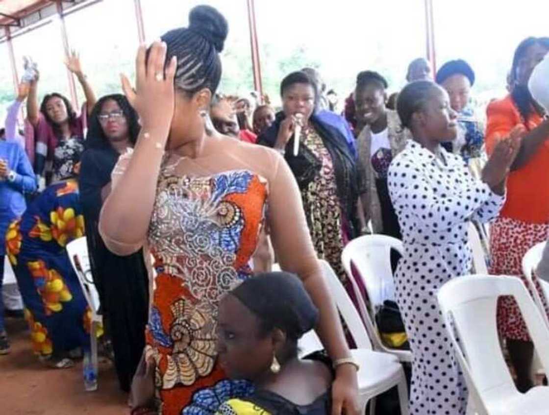 Fasto da mahaifiyar yarinya na kuka | Hoto: Prophetess Rose Kelvin Ministry Fasto da mahaifiyar yarinya na kuka | Hoto: Prophetess Rose Kelvin Ministry