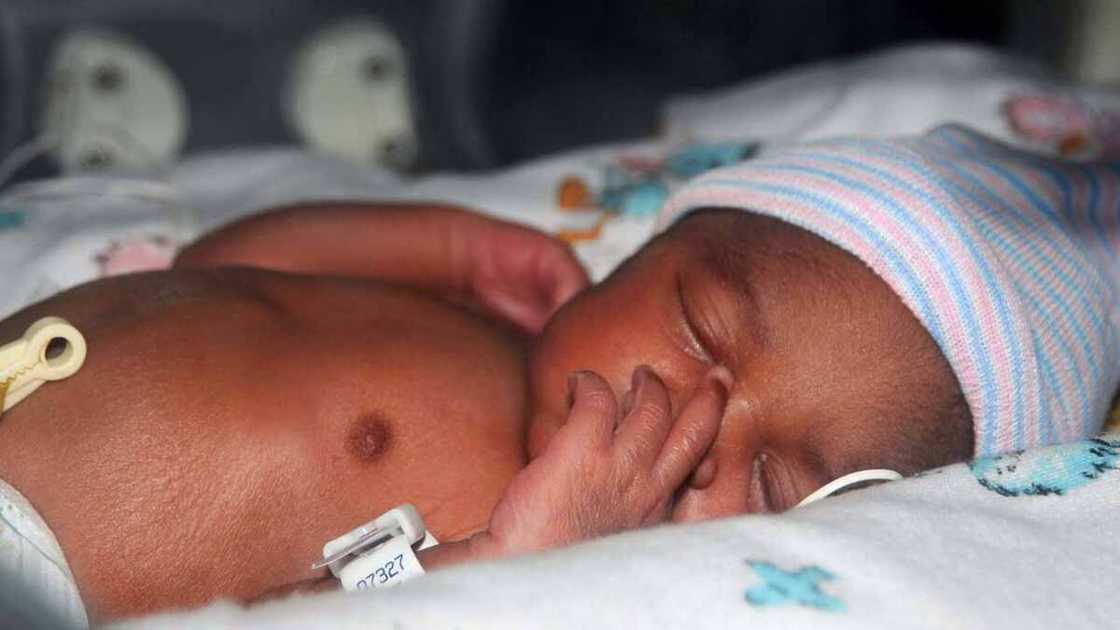 Rundunar 'yan sanda sun ceto wasu 'yan mata daga gidan sayar da jarirai Rundunar 'yan sanda sun ceto wasu 'yan mata daga gidan sayar da jarirai