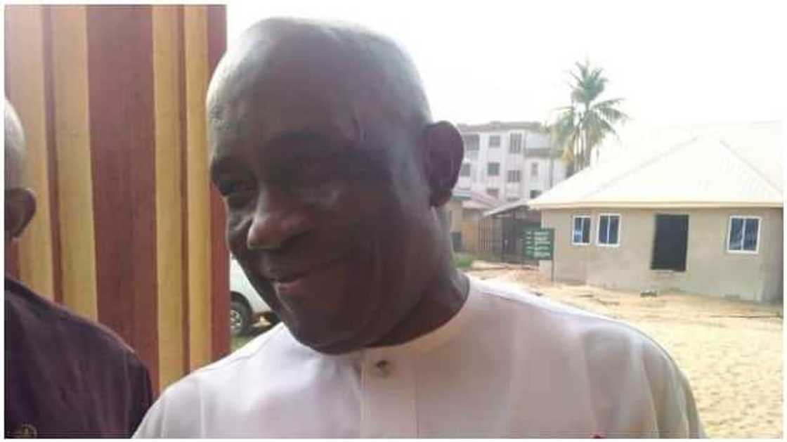 Sakataren din-din-din, Samuel Ike Sakataren din-din-din, Samuel Ike