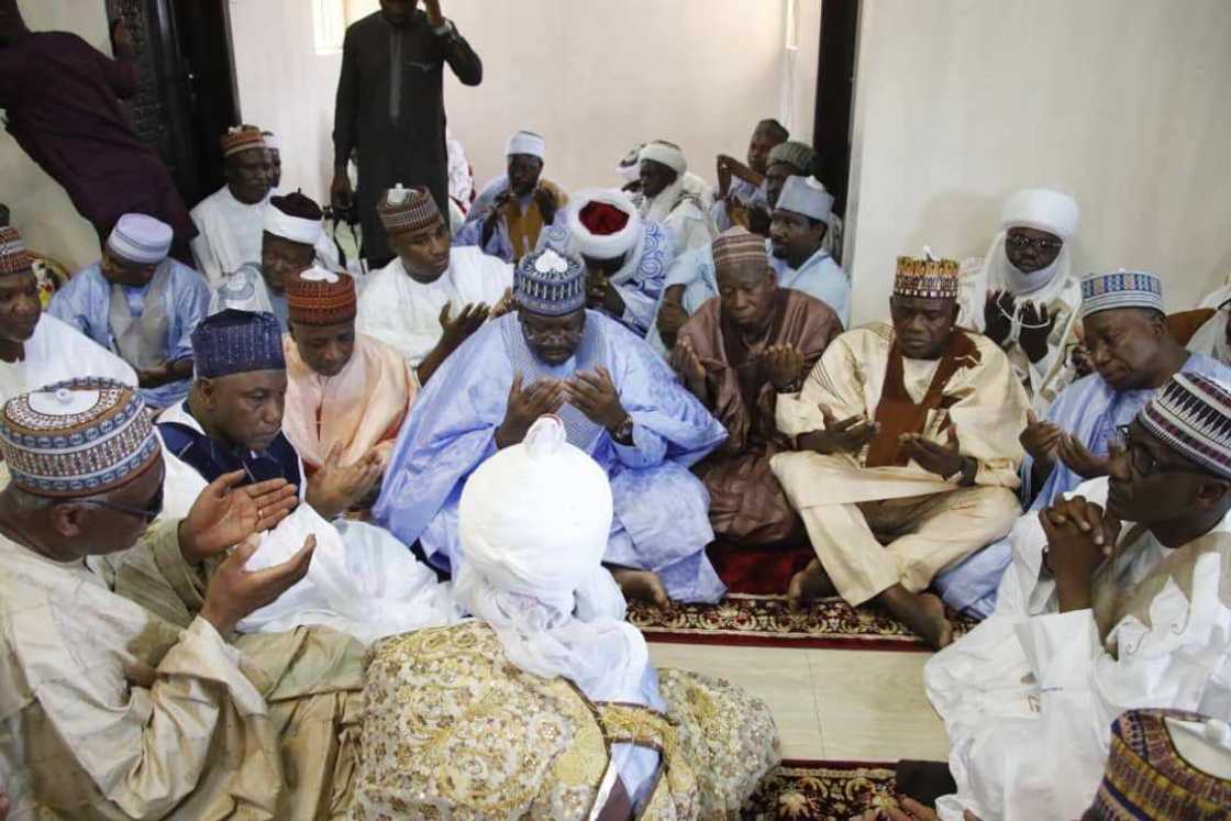 Sanata Ahmed Lawan yayin kwarara addu'o'i ga sabbin ma'auratan Sanata Ahmed Lawan yayin kwarara addu'o'i ga sabbin ma'auratan