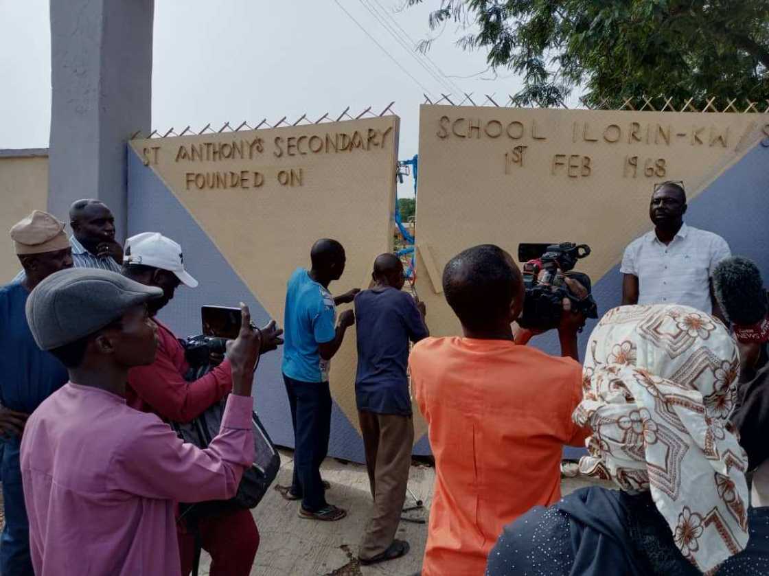 Rikicin Hijabi: Jami'an gwamnati sun balle kofar makaranta yayinda Kiristoci suka hana shiga Rikicin Hijabi: Jami'an gwamnati sun balle kofar makaranta yayinda Kiristoci suka hana shiga