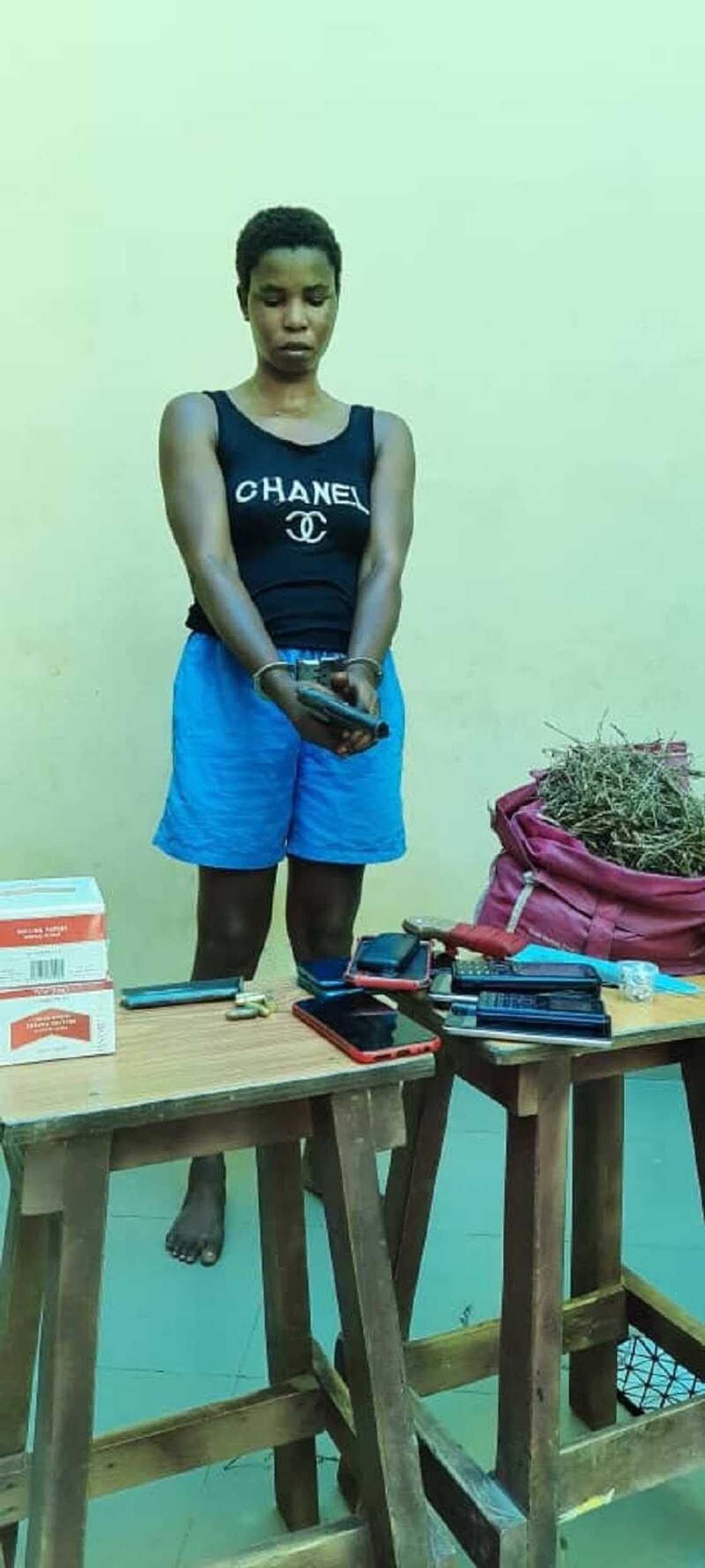 Hotunan wata mata da aka kama da bindiga da harsashi da muggan kwayoyi a Delta Hotunan wata mata da aka kama da bindiga da harsashi da muggan kwayoyi a Delta