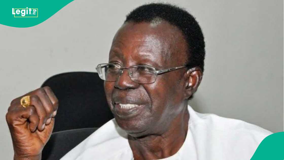 Tsohon ministan kimiyya da fasaha, Farfesa Turner Isoun, ya rasu yana da shekaru 87. Tsohon ministan kimiyya da fasaha, Farfesa Turner Isoun, ya rasu yana da shekaru 87.