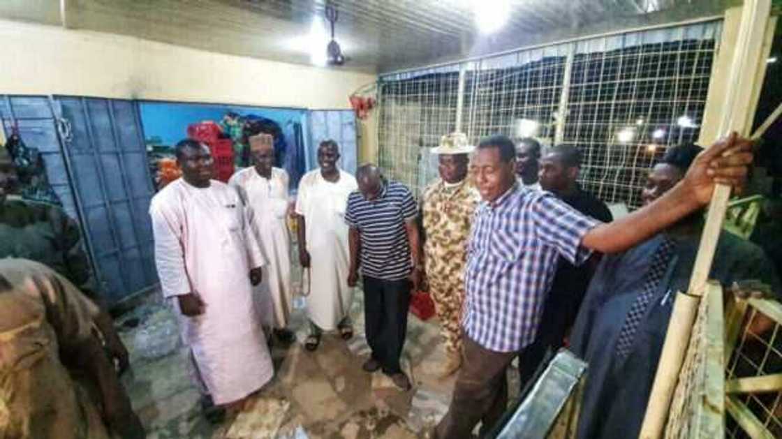 Hotunan Zulum tare da mazauna kauyen Banki yayin da suke cin kasuwar dare