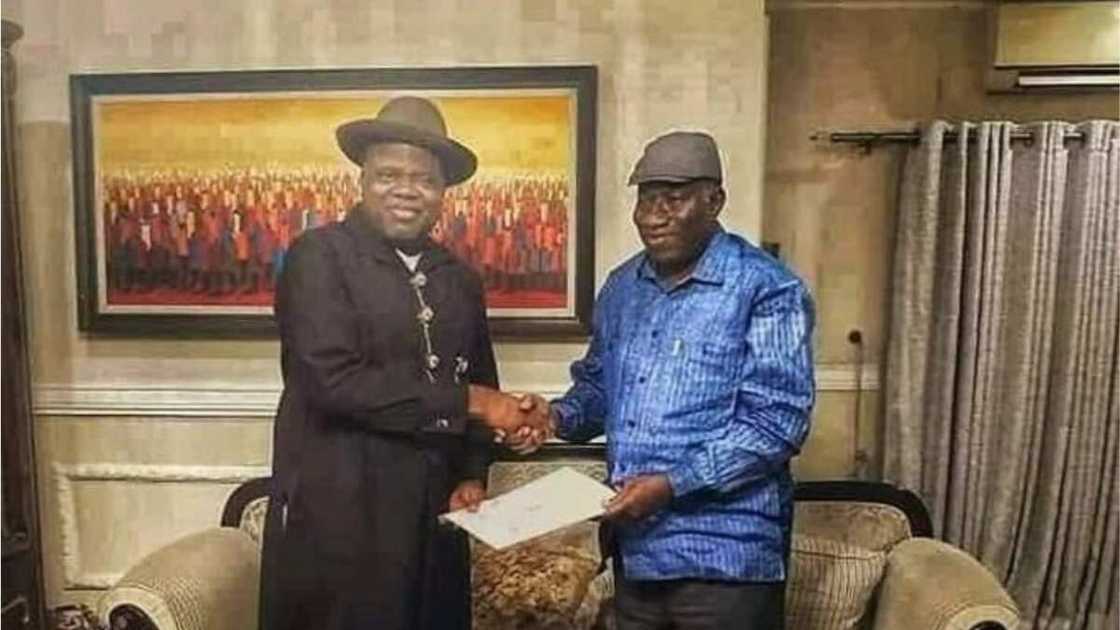 Douye Diri ya ziyarci Goodluck Jonathan a gidansa, ya na neman hadin-kai Douye Diri ya ziyarci Goodluck Jonathan a gidansa, ya na neman hadin-kai