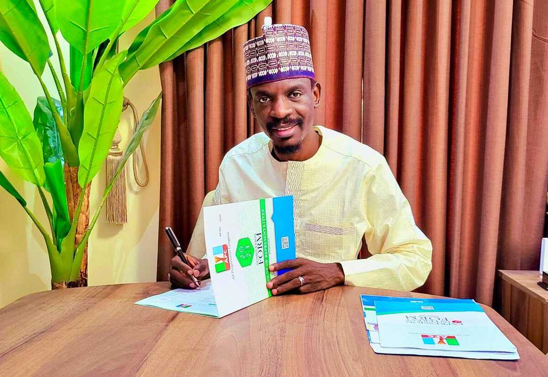 Kano: Hadimin Buhari, Bashir Ahmad, ya lale N10m, ya siya fom din takarar majalisar wakilai Kano: Hadimin Buhari, Bashir Ahmad, ya lale N10m, ya siya fom din takarar majalisar wakilai