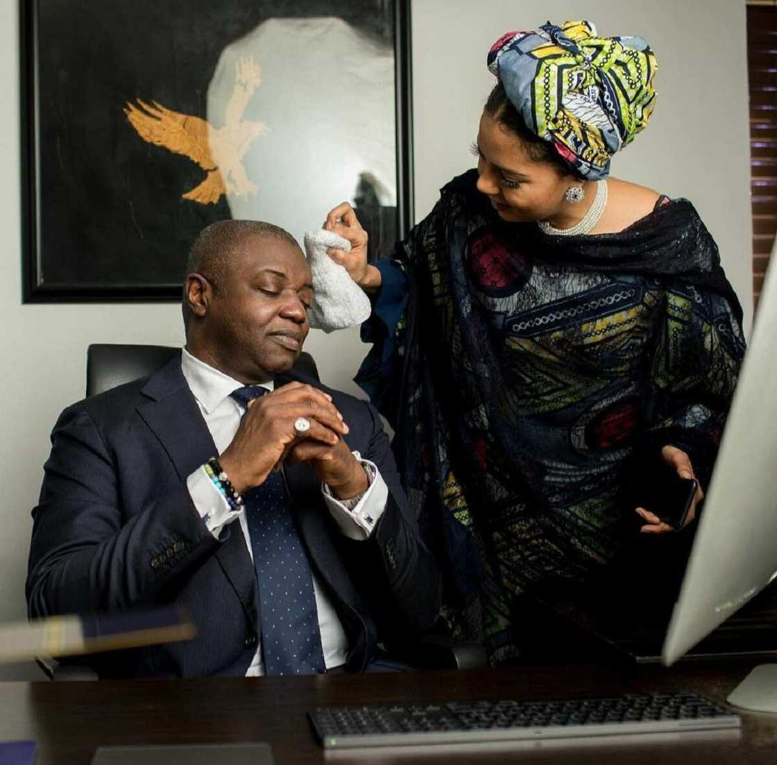 Adama Indimi ta taya mijinta murnar zagayowar ranar haihuwarsa da kamalai masu ratsa zuciya (Hotuna) Adama Indimi ta taya mijinta murnar zagayowar ranar haihuwarsa da kamalai masu ratsa zuciya (Hotuna)