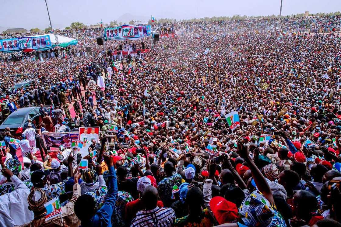 Hotuna da bidiyo: Yadda mutan jihar Taraba da Adamawa suka tarbi shugaba Buhari Hotuna da bidiyo: Yadda mutan jihar Taraba da Adamawa suka tarbi shugaba Buhari