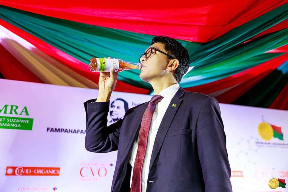 Shugaban Madagascar, Andry Rajoelina yana kwankwadar maganin COVID Organics Shugaban Madagascar, Andry Rajoelina yana kwankwadar maganin COVID Organics