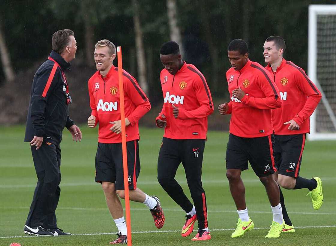 Rio Ferdinand criticises Louis Van Gaal for three Man Utd transfer mistakes Rio Ferdinand criticises Louis Van Gaal for three Man Utd transfer mistakes