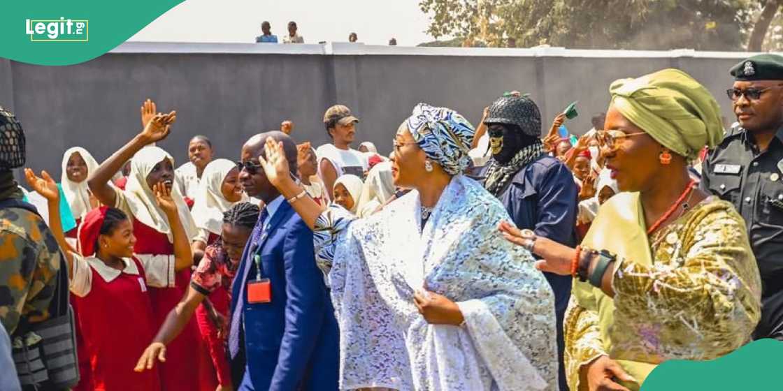 Remi Tinubu stops her convoy to say greet school kids