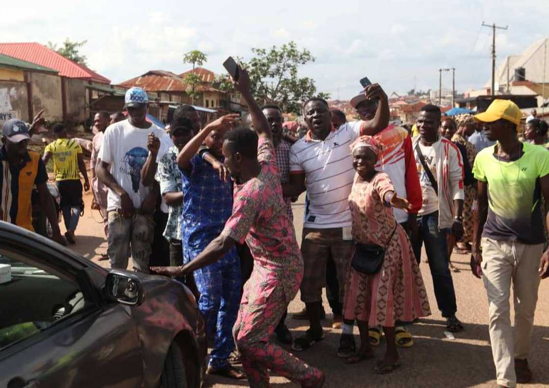 Magoya Bayan Oyebanji Suna Murnar Nasararsa Magoya Bayan Oyebanji Suna Murnar Nasararsa