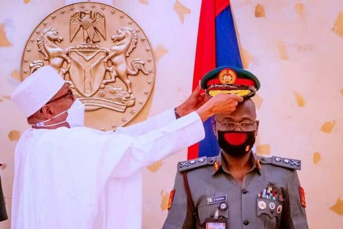 Buhari decorates new Army chief Buhari decorates new Army chief