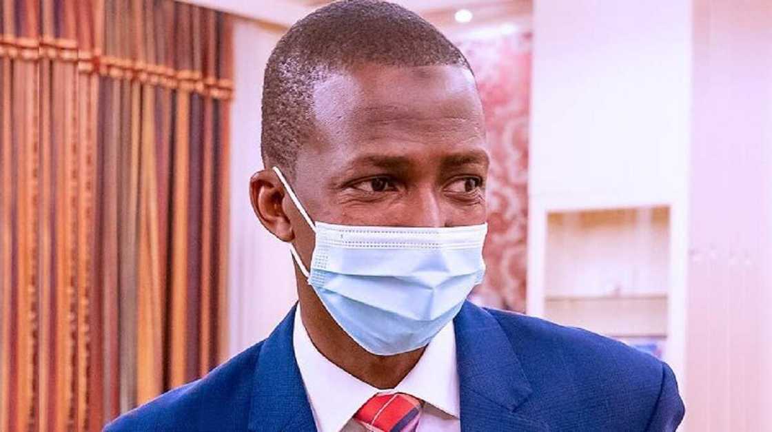 Labarin rigar mama ta lu'u-lu'u a kayan Diezani: Shugaban EFCC ya yi karin haske Labarin rigar mama ta lu'u-lu'u a kayan Diezani: Shugaban EFCC ya yi karin haske