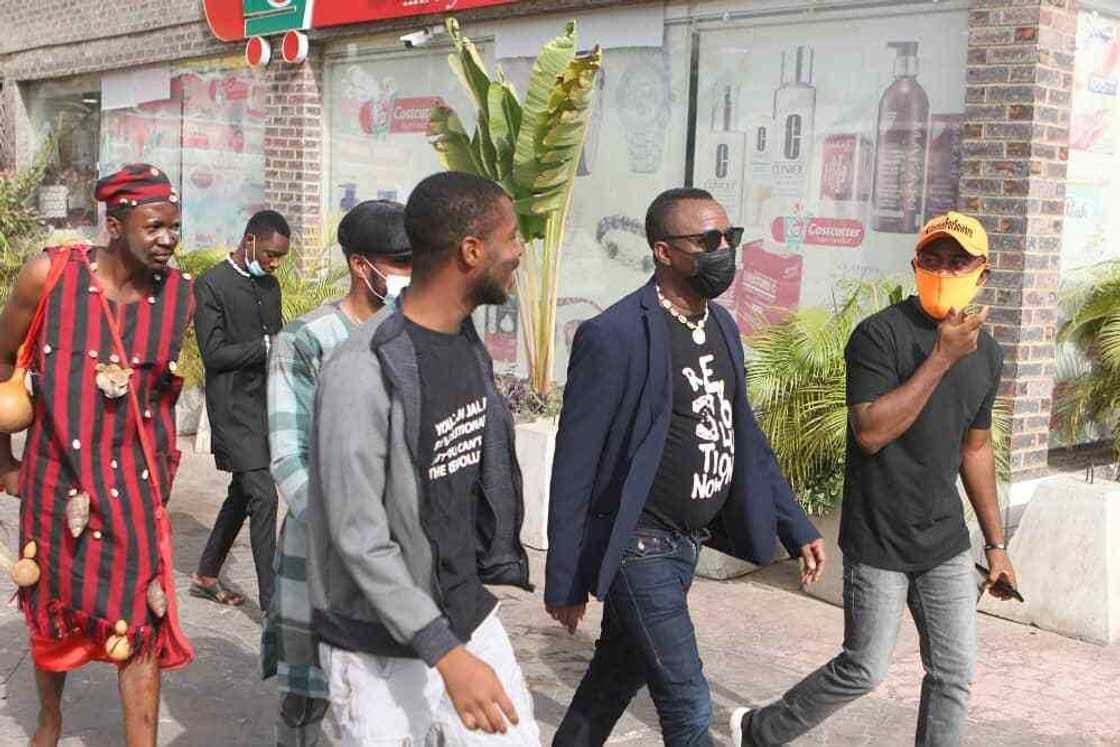 Wata sabuwa: Sowore a kotu tare da wani mai tsaron da ba a saba gani ba Wata sabuwa: Sowore a kotu tare da wani mai tsaron da ba a saba gani ba