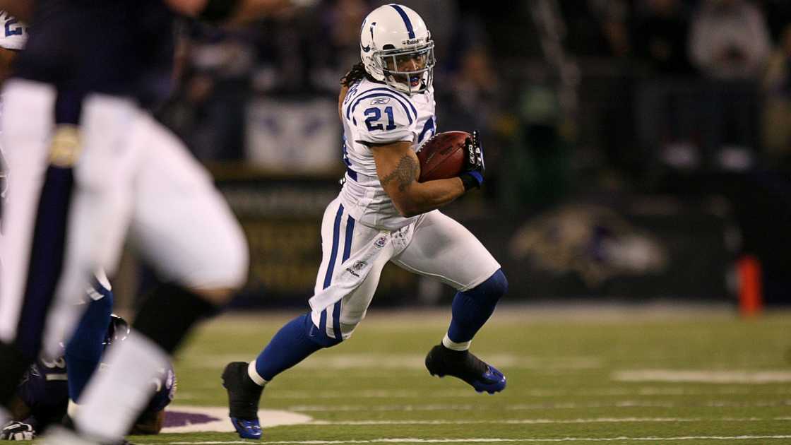 DB Bob Sanders of the Indianapolis Colts makes an interception