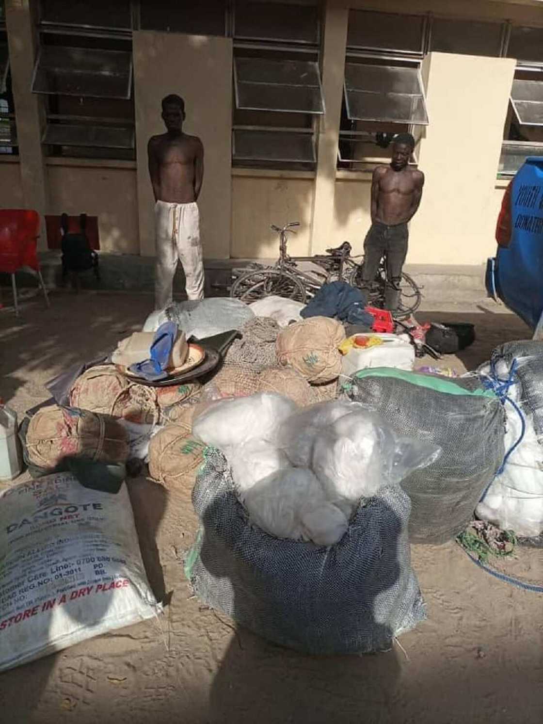 Hotunan Ƴan Boko Haram Da Sojoji Suka Kama Da Magungunan Ƙarfin Maza Da Wasu Kayayyaki a Borno Hotunan Ƴan Boko Haram Da Sojoji Suka Kama Da Magungunan Ƙarfin Maza Da Wasu Kayayyaki a Borno