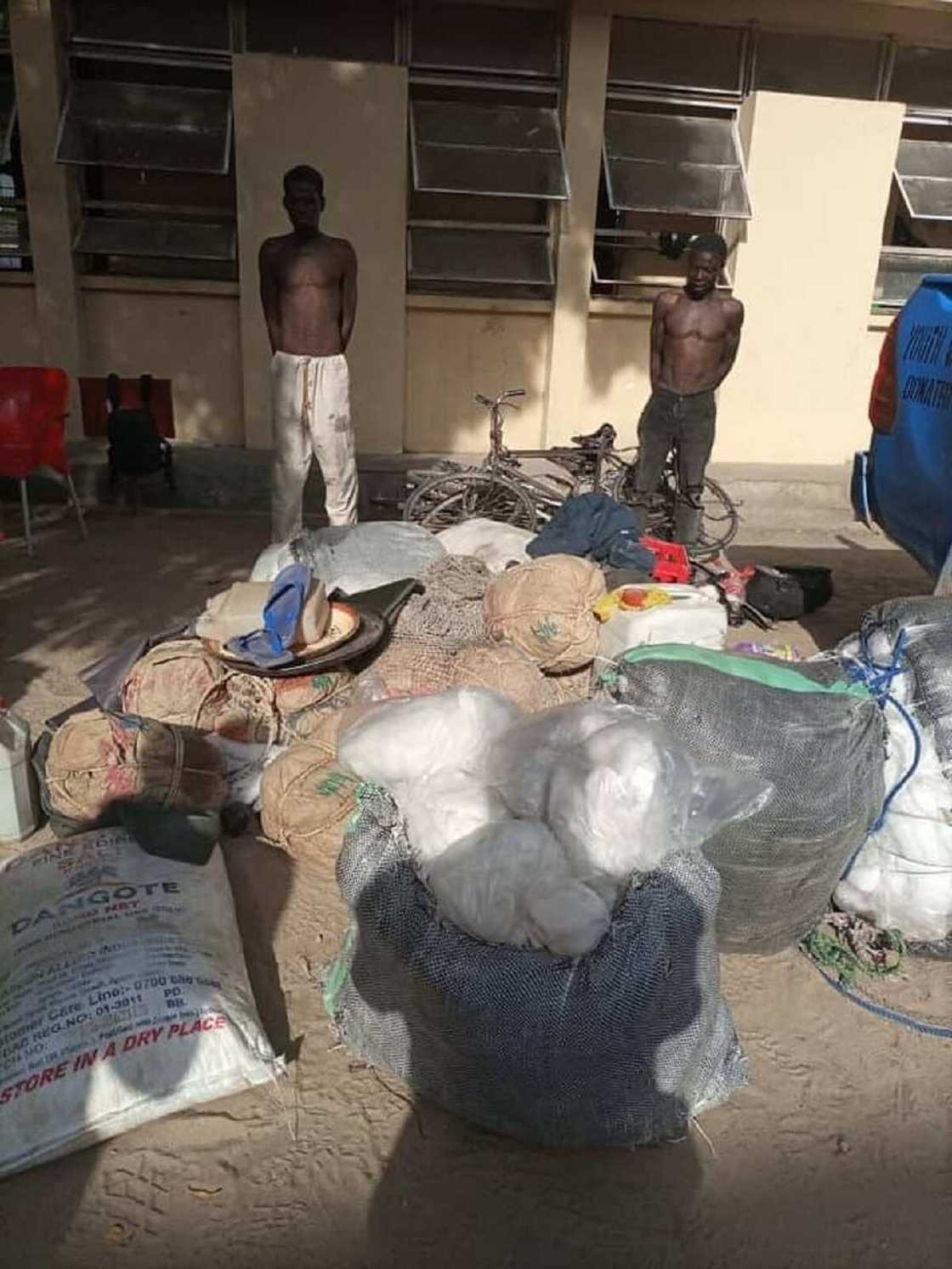 Hotunan Ƴan Boko Haram Da Sojoji Suka Kama Da Magungunan Ƙarfin Maza Da Wasu Kayayyaki a Borno