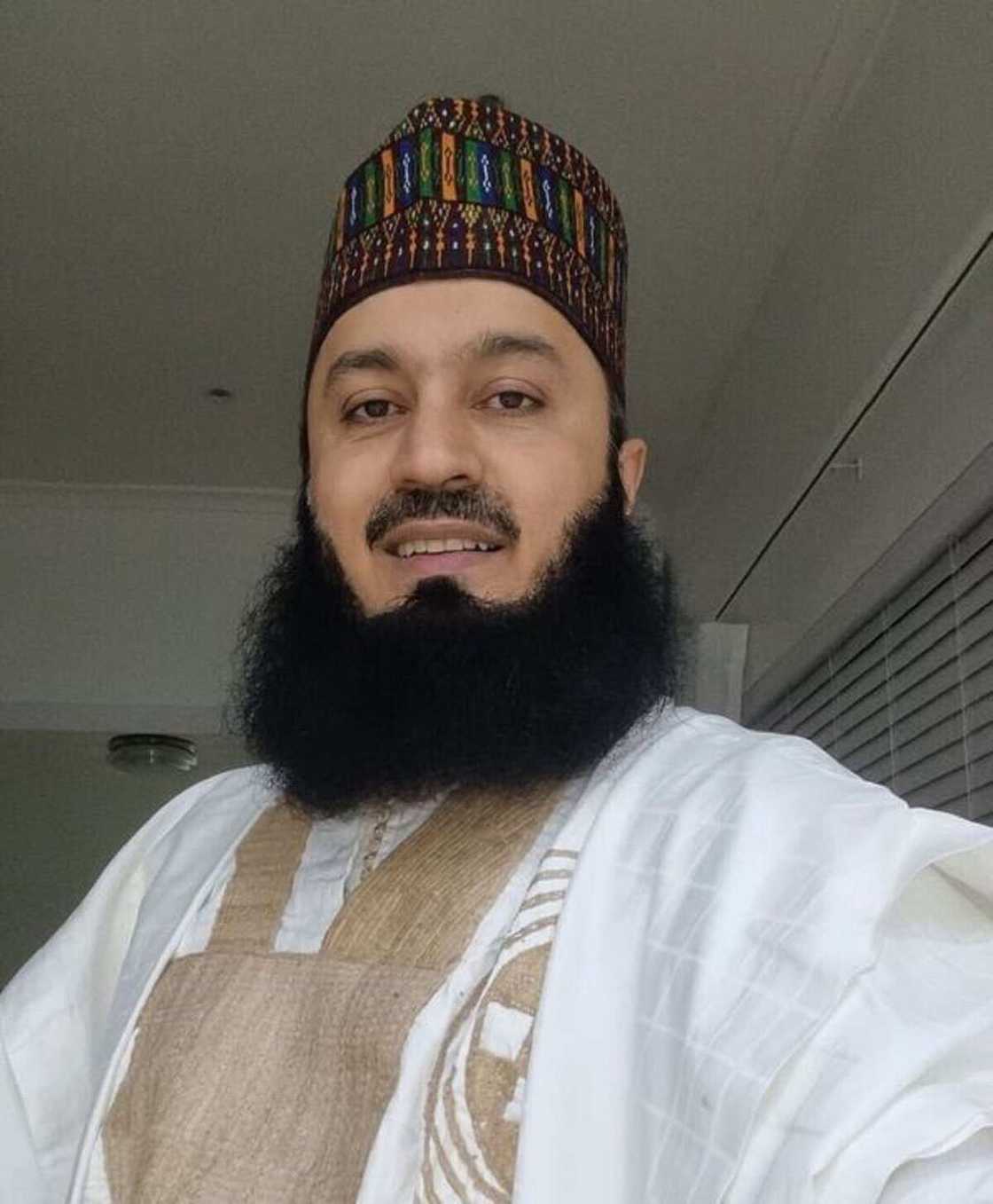 Sabon hoton Mufti Menk sanye da babbar riga ya janyo cece-kuce