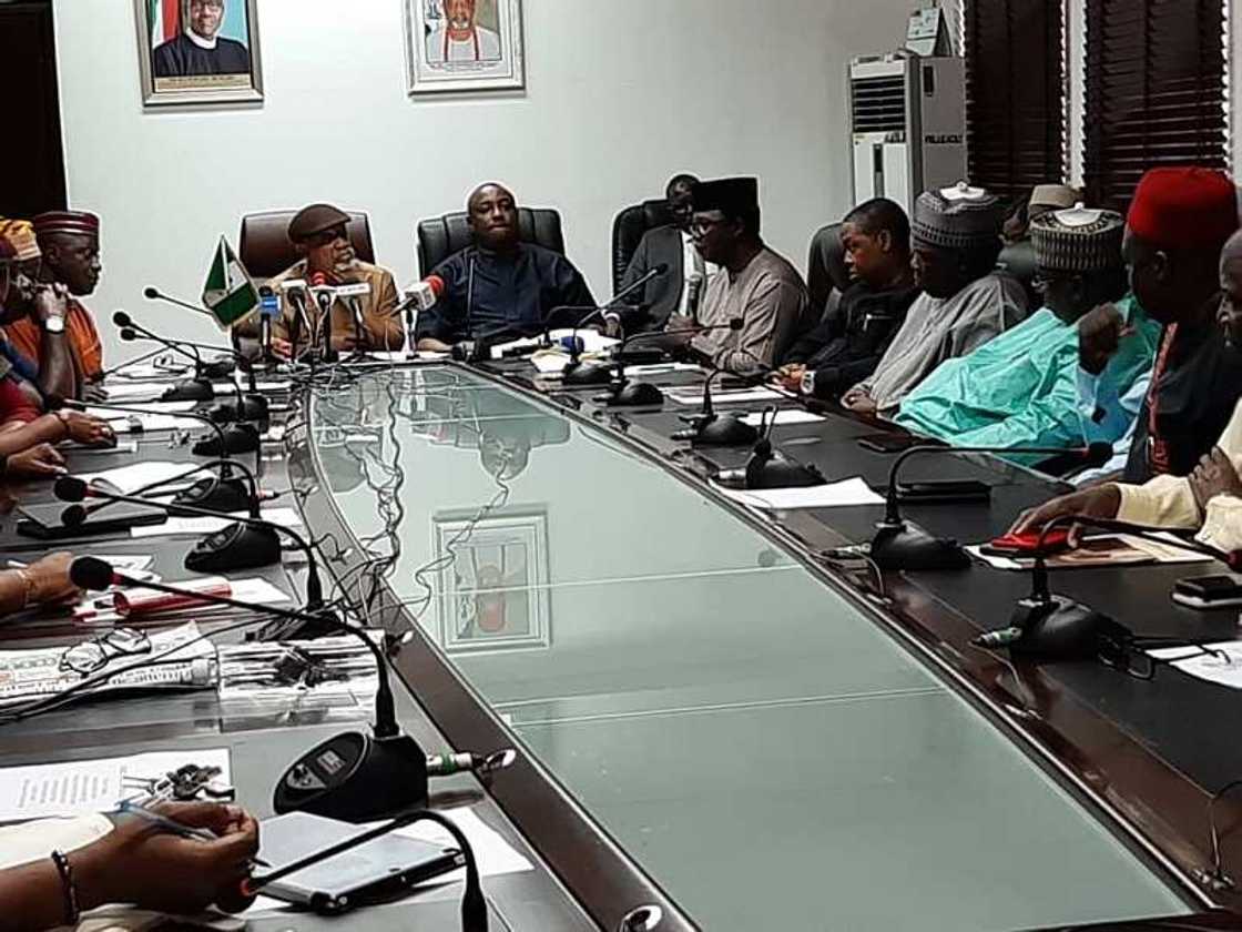 Ku bamu mako daya domin ganin yiwuwar rage farashin mai, gwamnatin tarayya ga kwadago Ku bamu mako daya domin ganin yiwuwar rage farashin mai, gwamnatin tarayya ga kwadago