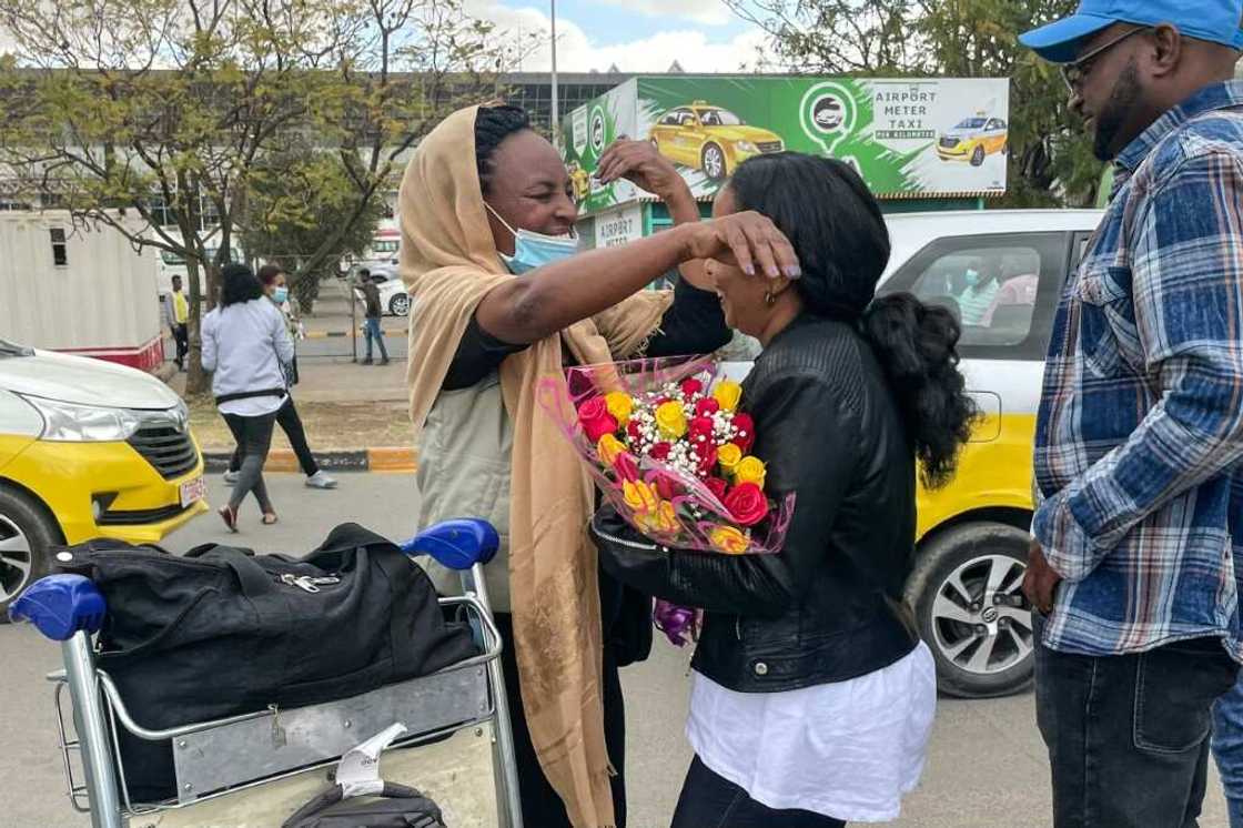 Passengers arriving from Mekele were greeted by relatives with long embraces, flowers and tears Passengers arriving from Mekele were greeted by relatives with long embraces, flowers and tears