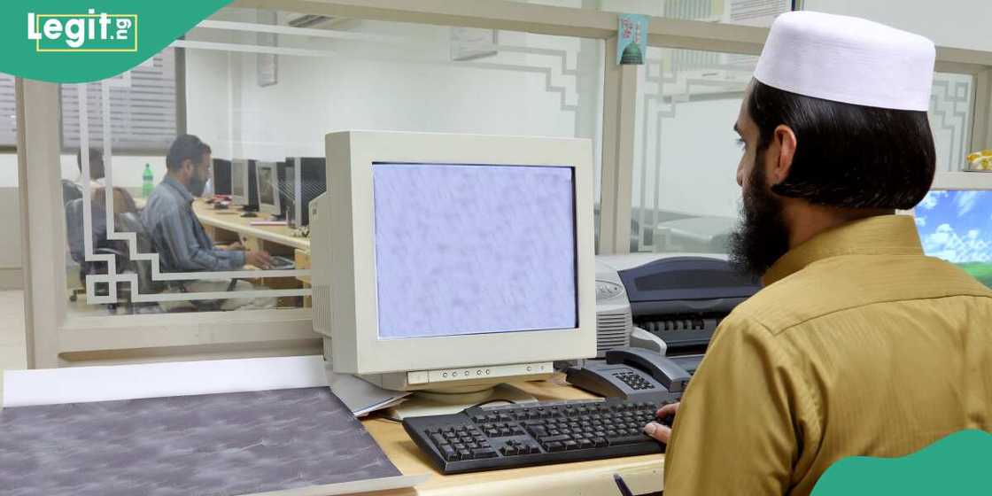 Kamfanin Amurka ya tilasta ma'aikaci Musulmi aske gemunsa. Kamfanin Amurka ya tilasta ma'aikaci Musulmi aske gemunsa.