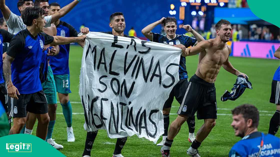 Several Argentina players were seen holding the Las Malvinas son Argentinas banner. Photo by Sebastian Frej Several Argentina players were seen holding the Las Malvinas son Argentinas banner. Photo by Sebastian Frej
