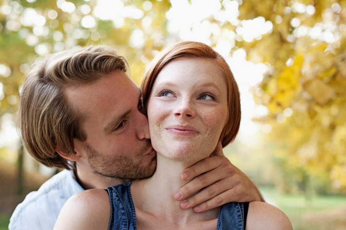 bisou dans le cou bisou dans le cou