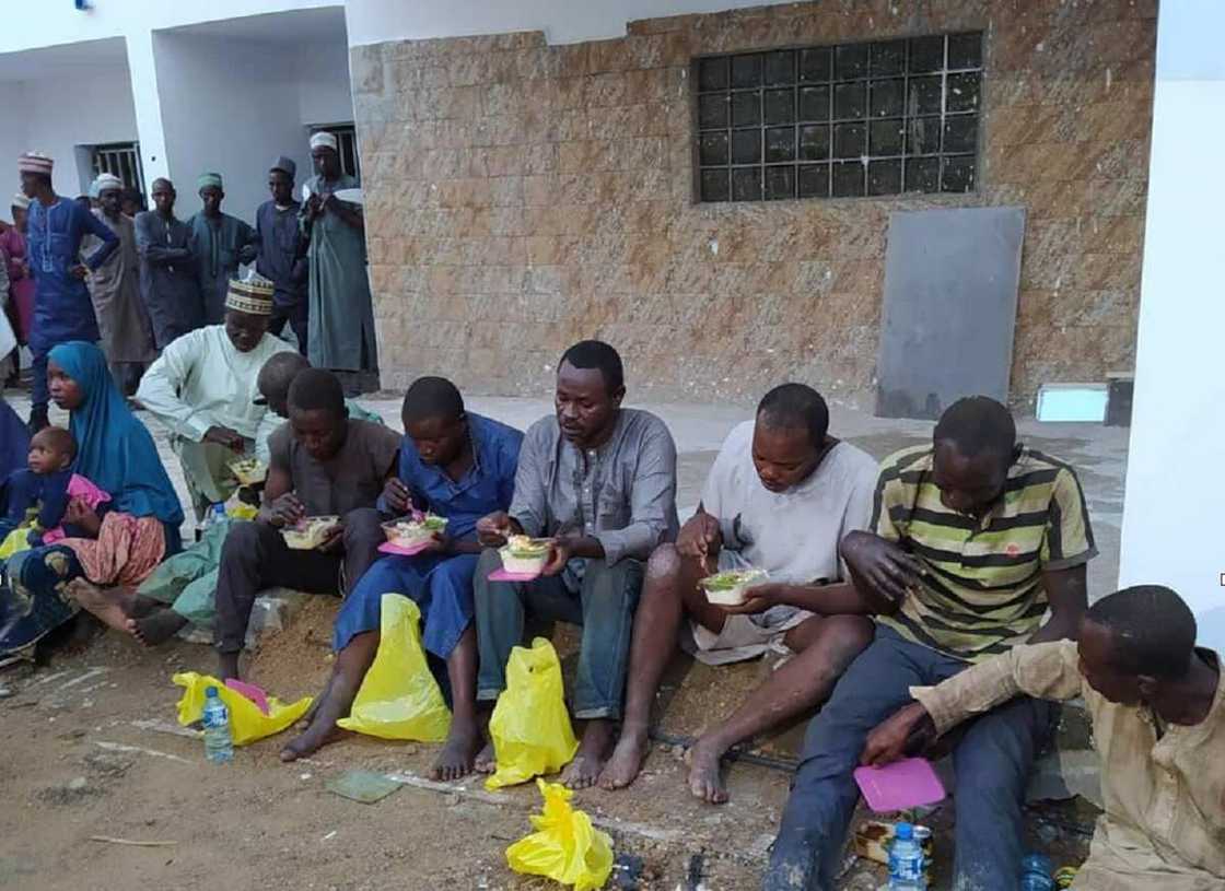 Hounan mutum 11 da Matawalle ya ceto daga hannun 'yan bindiga Hounan mutum 11 da Matawalle ya ceto daga hannun 'yan bindiga